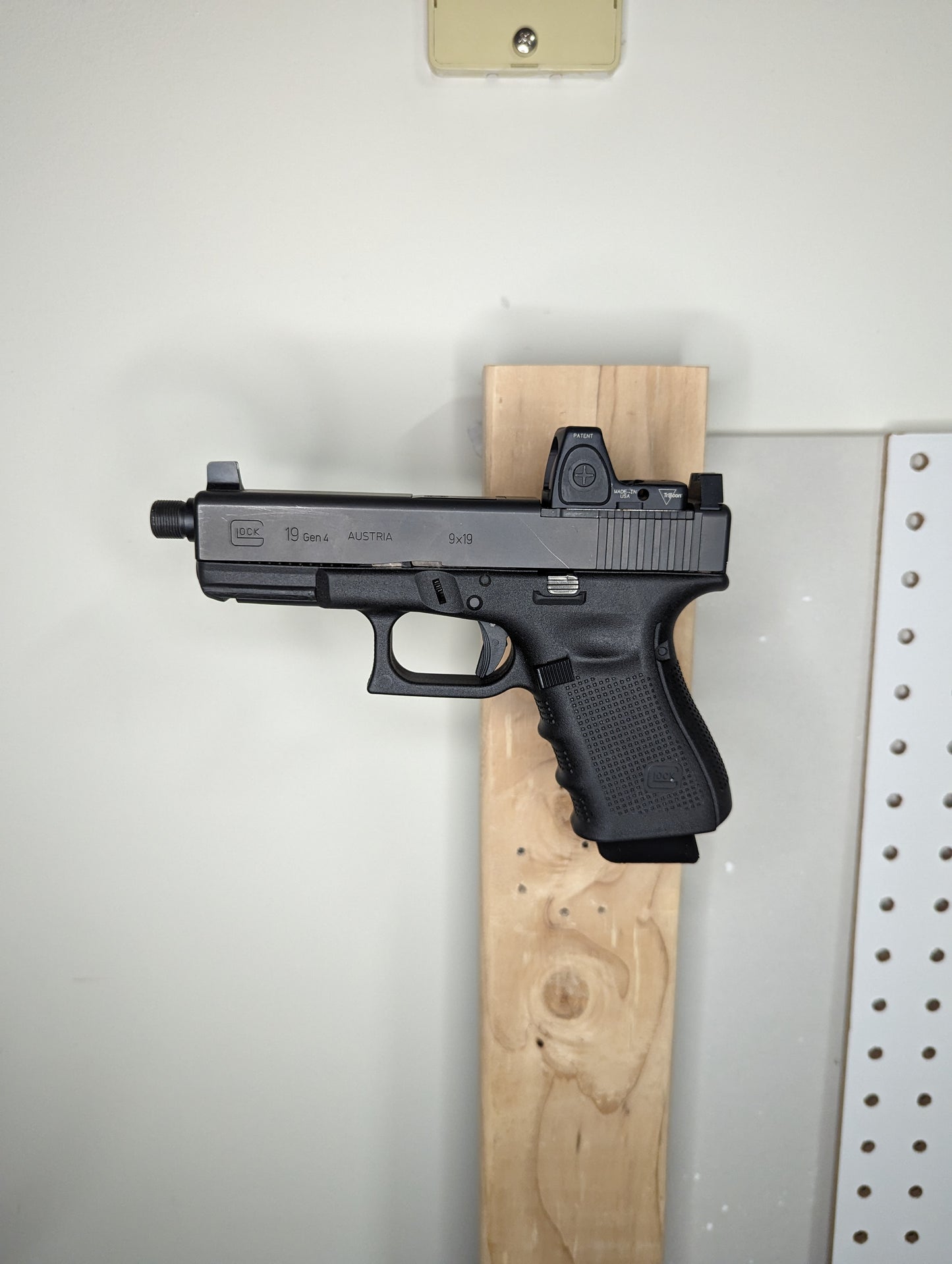 Magwell Mount for Glock 9mm/40/357 - Wall | Handgun Holder Storage Rack