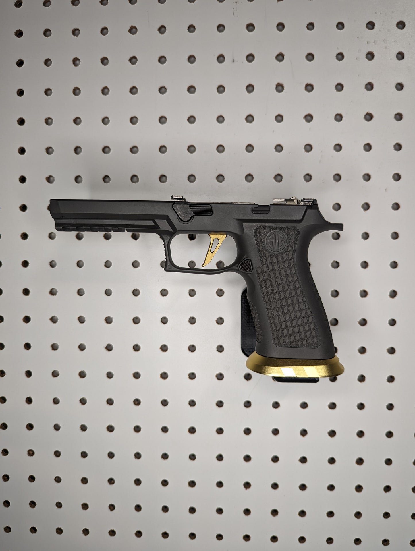 Magwell Mount for Sig P320 9mm - Pegboard / IKEA Skadis / Wall Control / Vaultek | Handgun Holder Storage Rack