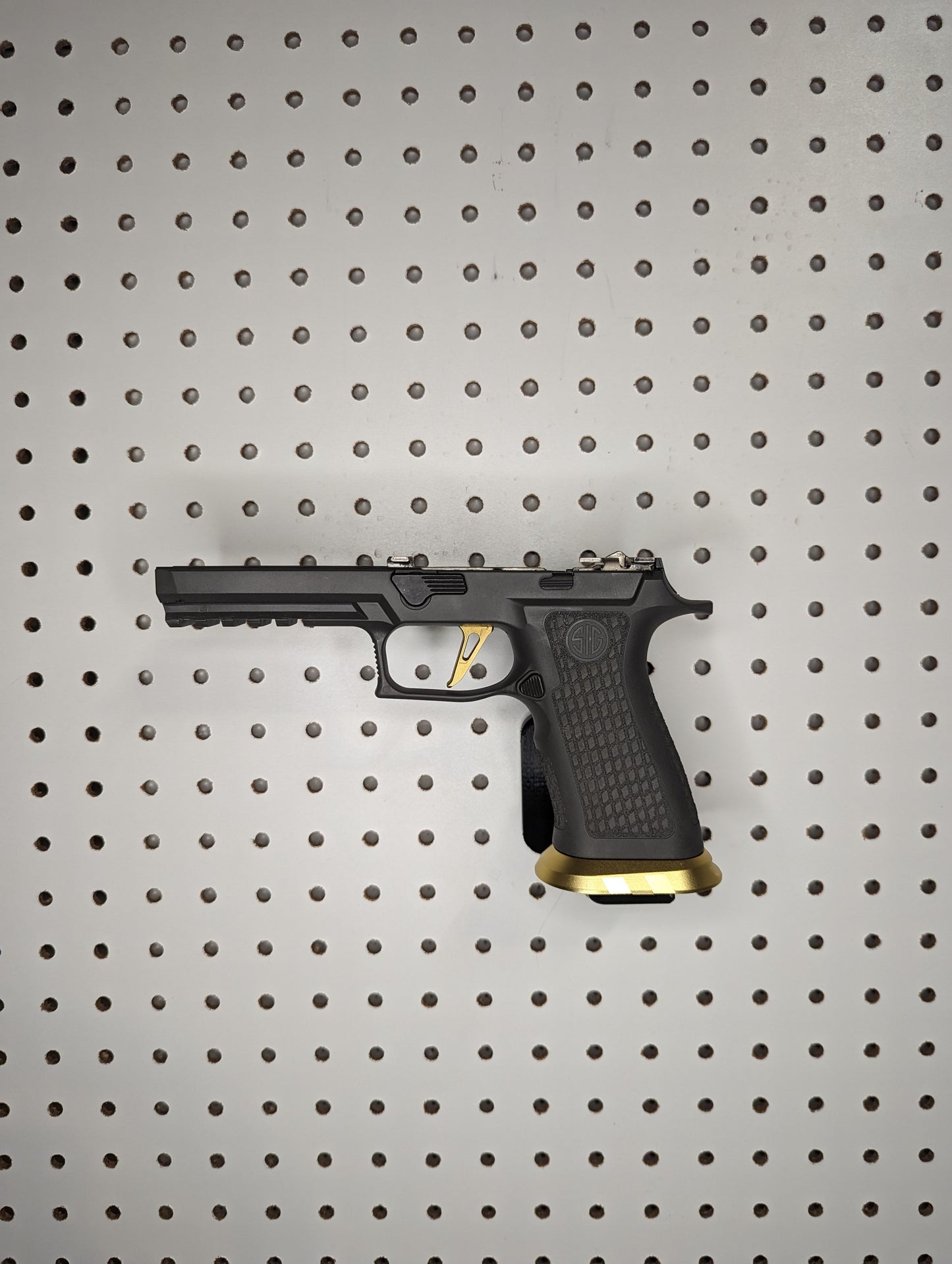 Magwell Mount for Sig P320 9mm - Pegboard / IKEA Skadis / Wall Control / Vaultek | Handgun Holder Storage Rack