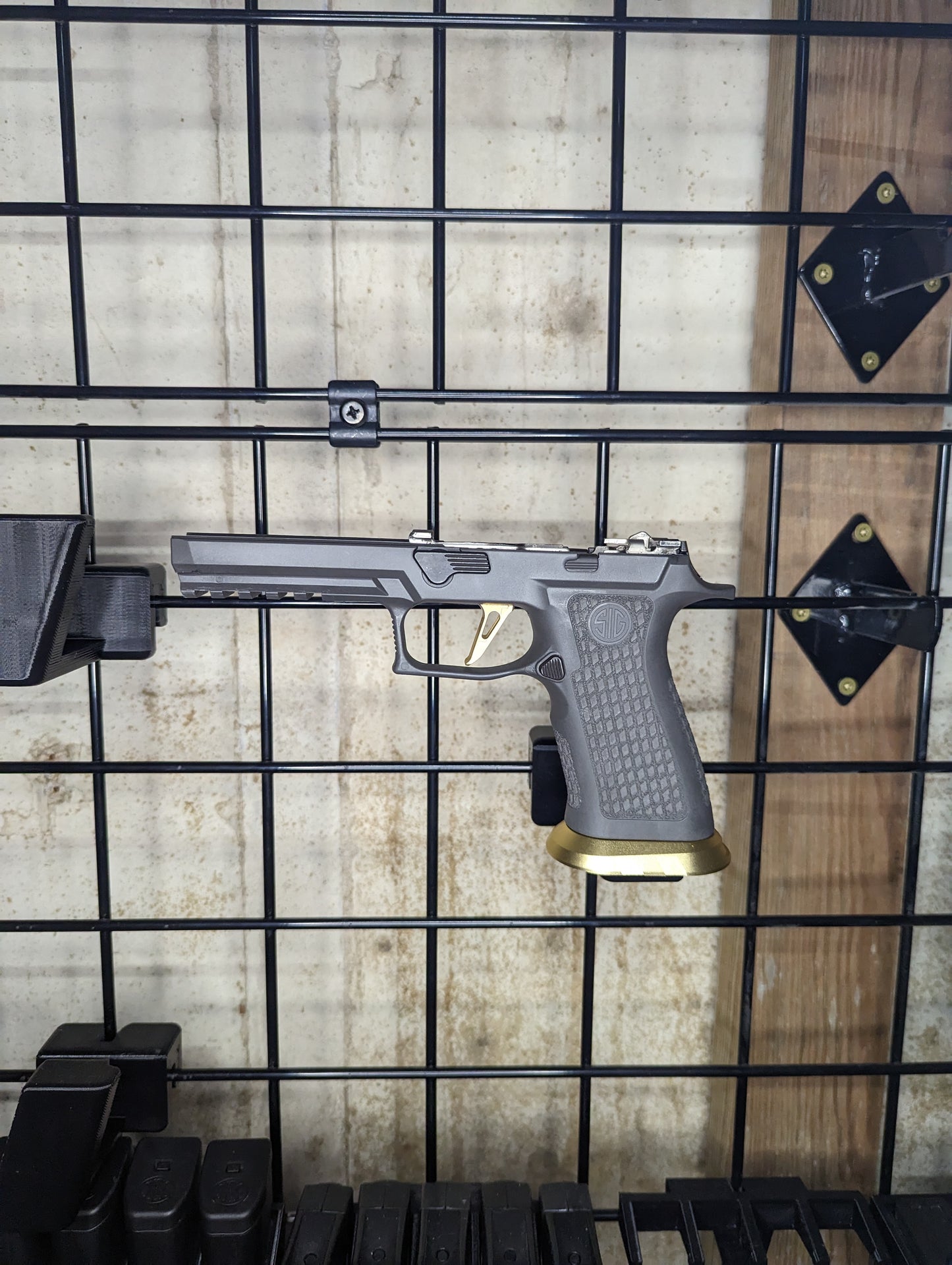 Magwell Mount for Sig P320 9mm - Gridwall | Handgun Holder Storage Rack