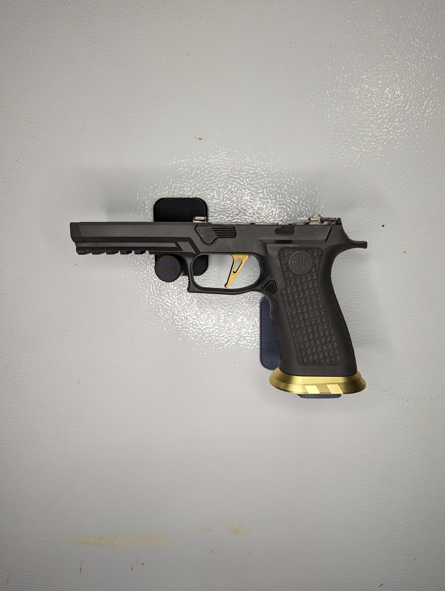 Magwell Mount for Sig P320 9mm - Magnet | Handgun Holder Storage Rack