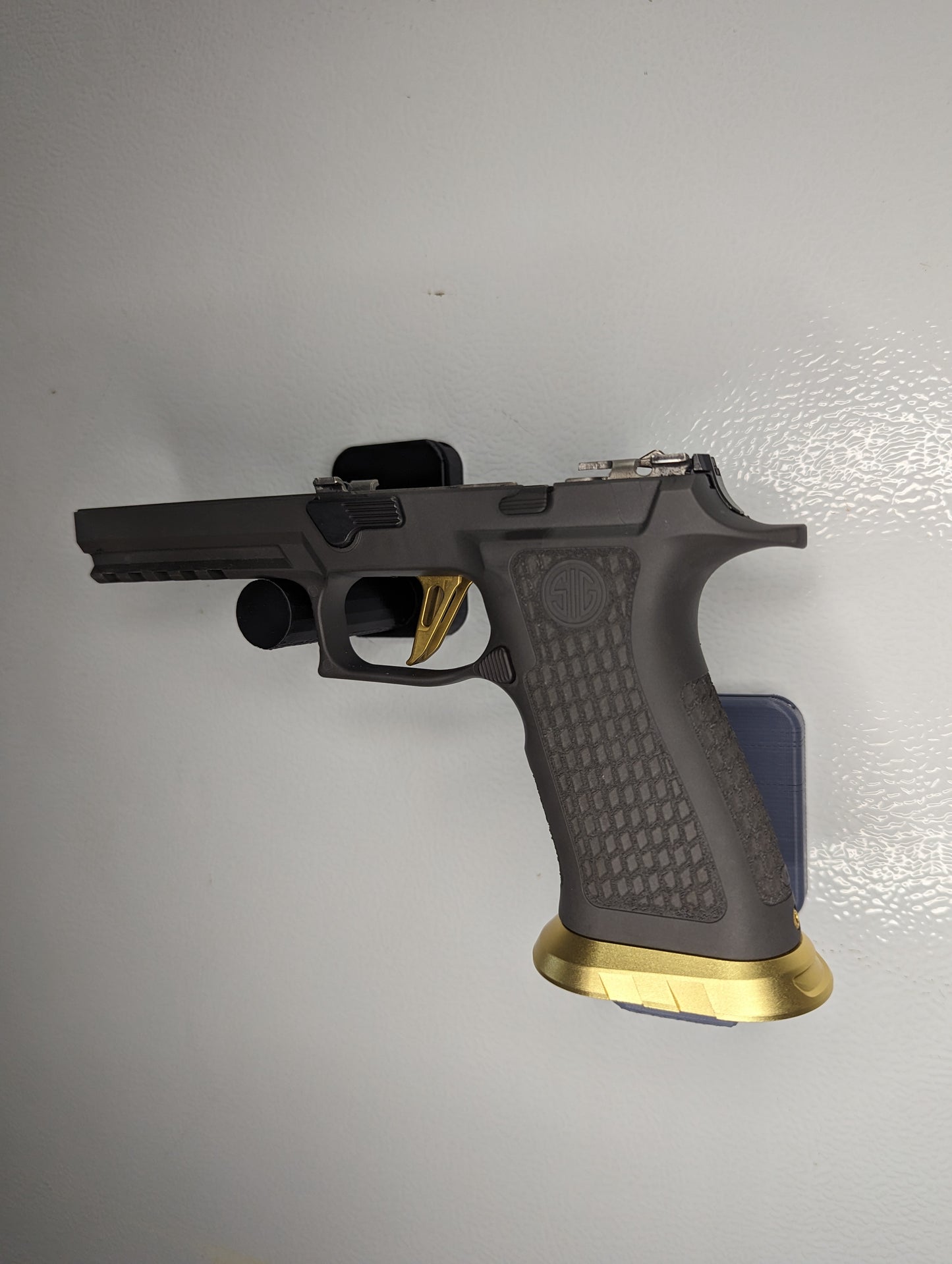 Magwell Mount for Sig P320 9mm - Magnet | Handgun Holder Storage Rack