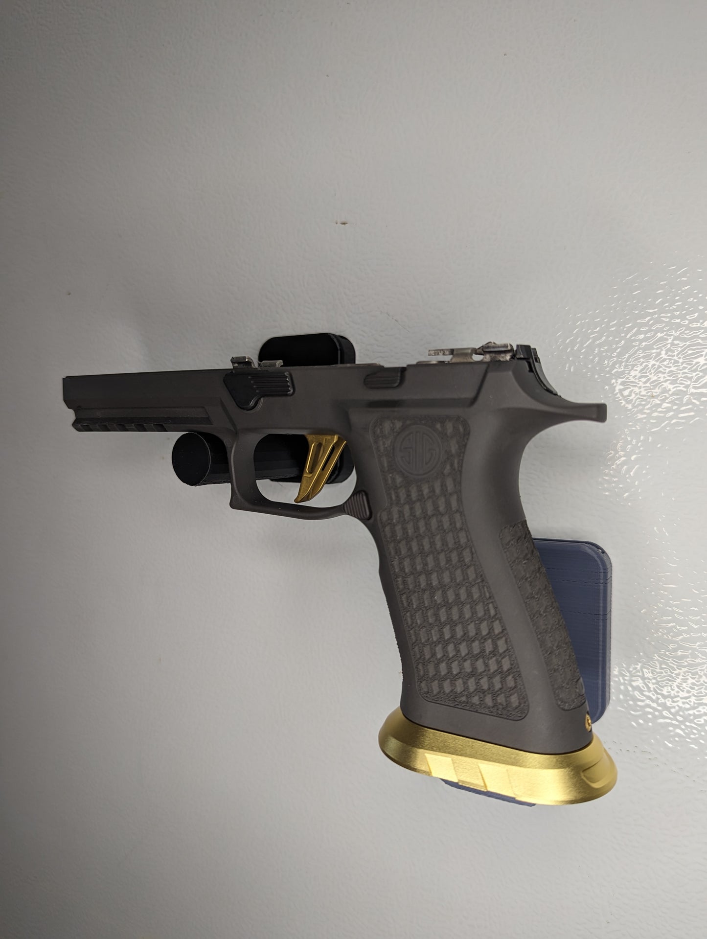 Magwell Mount for Sig P320 9mm - Magnet | Handgun Holder Storage Rack