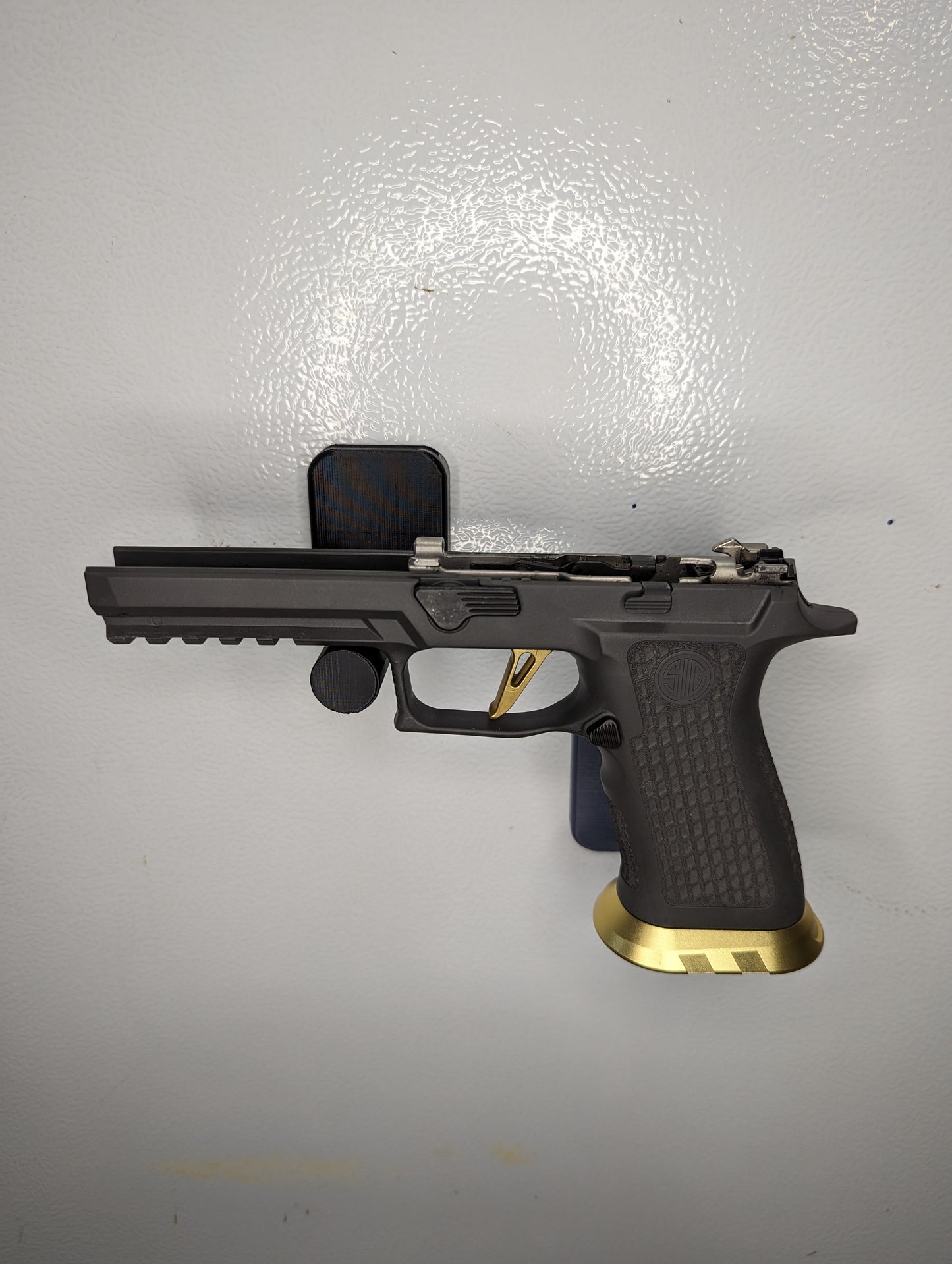 Magwell Mount for Sig P320 9mm - Magnet | Handgun Holder Storage Rack