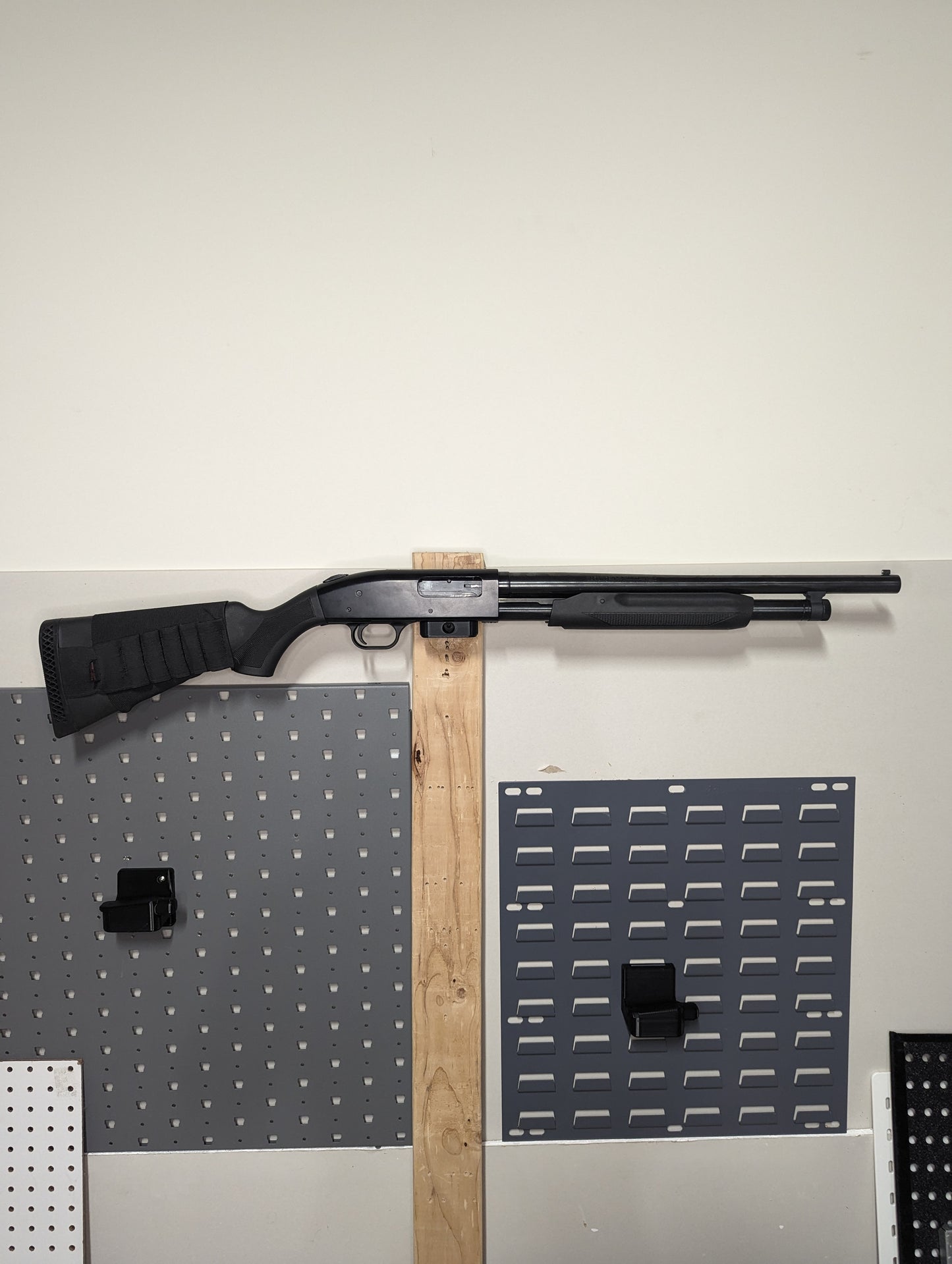 Magwell Mount for Mossberg 88 / 500 / 590 - Wall | Shotgun Holder Storage Rack