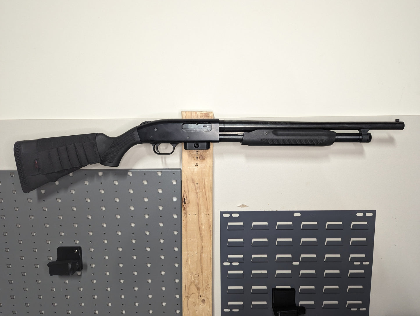 Magwell Mount for Mossberg 88 / 500 / 590 - Wall | Shotgun Holder Storage Rack