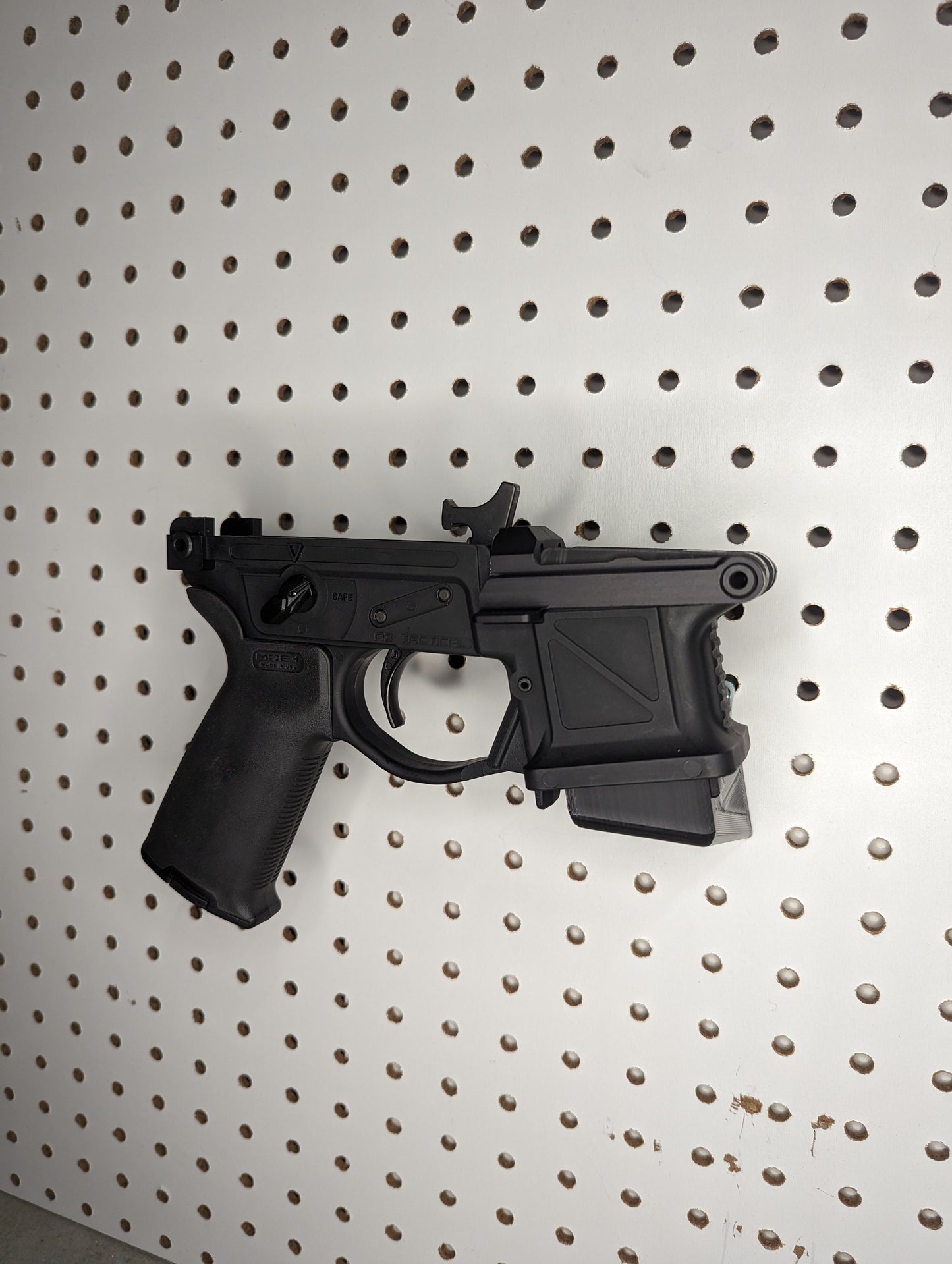 Magwell Mount for CZ Scorpion EVO - Pegboard / IKEA Skadis / Wall Control / PegLock | Rifle Holder Storage Rack