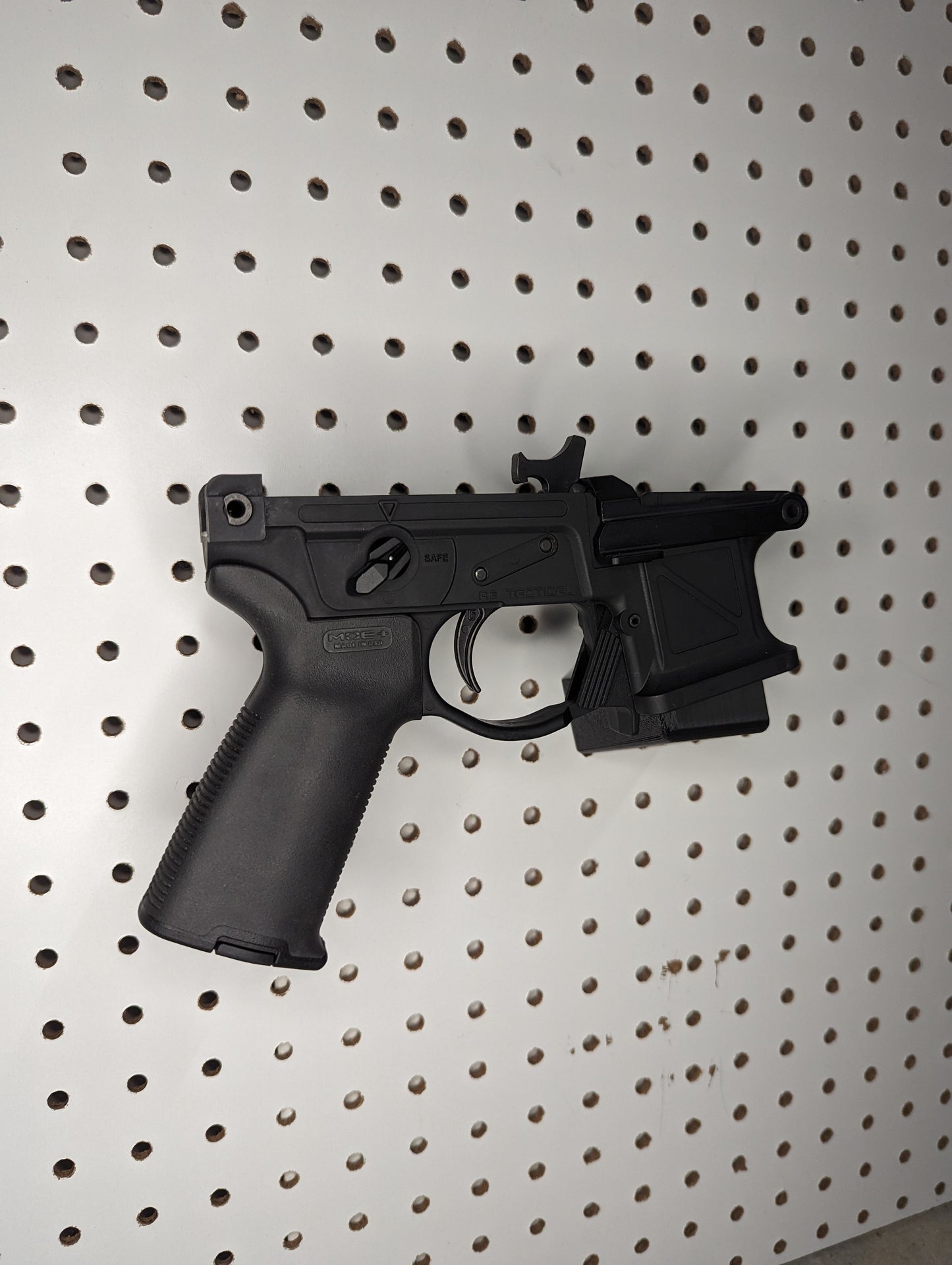 Magwell Mount for CZ Scorpion EVO - Pegboard / IKEA Skadis / Wall Control / PegLock | Rifle Holder Storage Rack