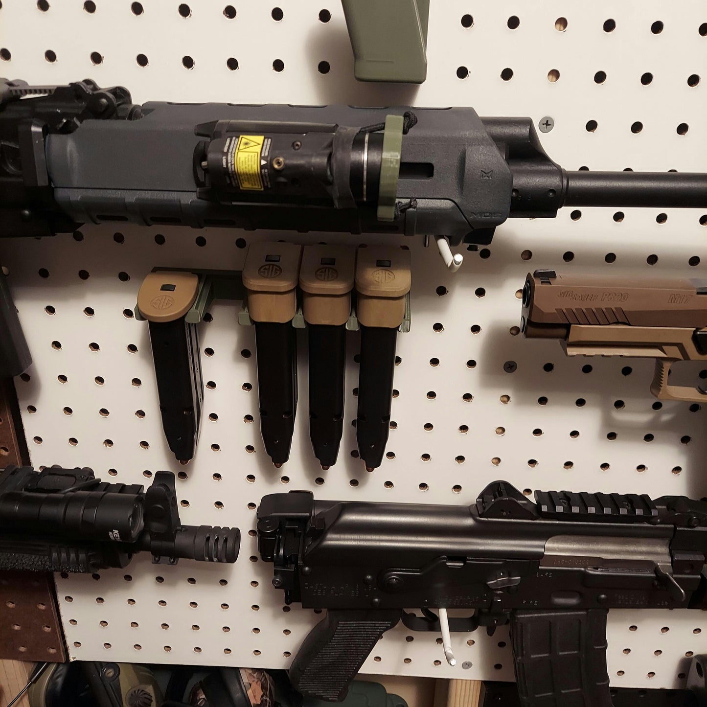 Mount for Sig P224 / P320 9mm Mags - Pegboard / IKEA Skadis / Wall Control / Vaultek | Magazine Holder Storage Rack