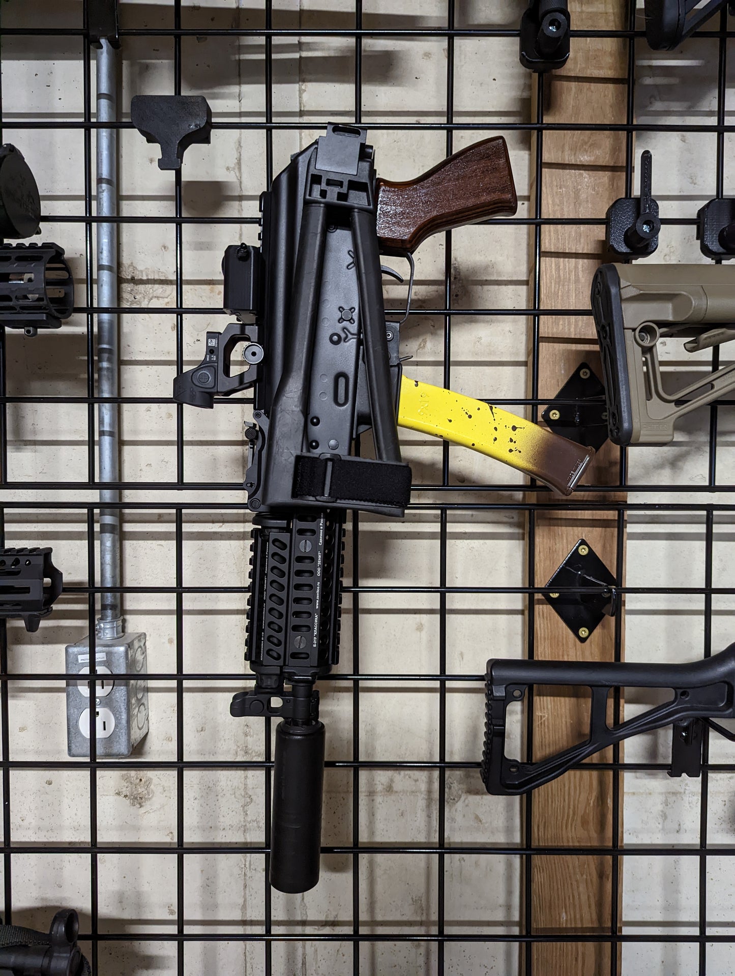 Picatinny Rail Gun Mount - Gridwall | Rifle Holder Storage Rack