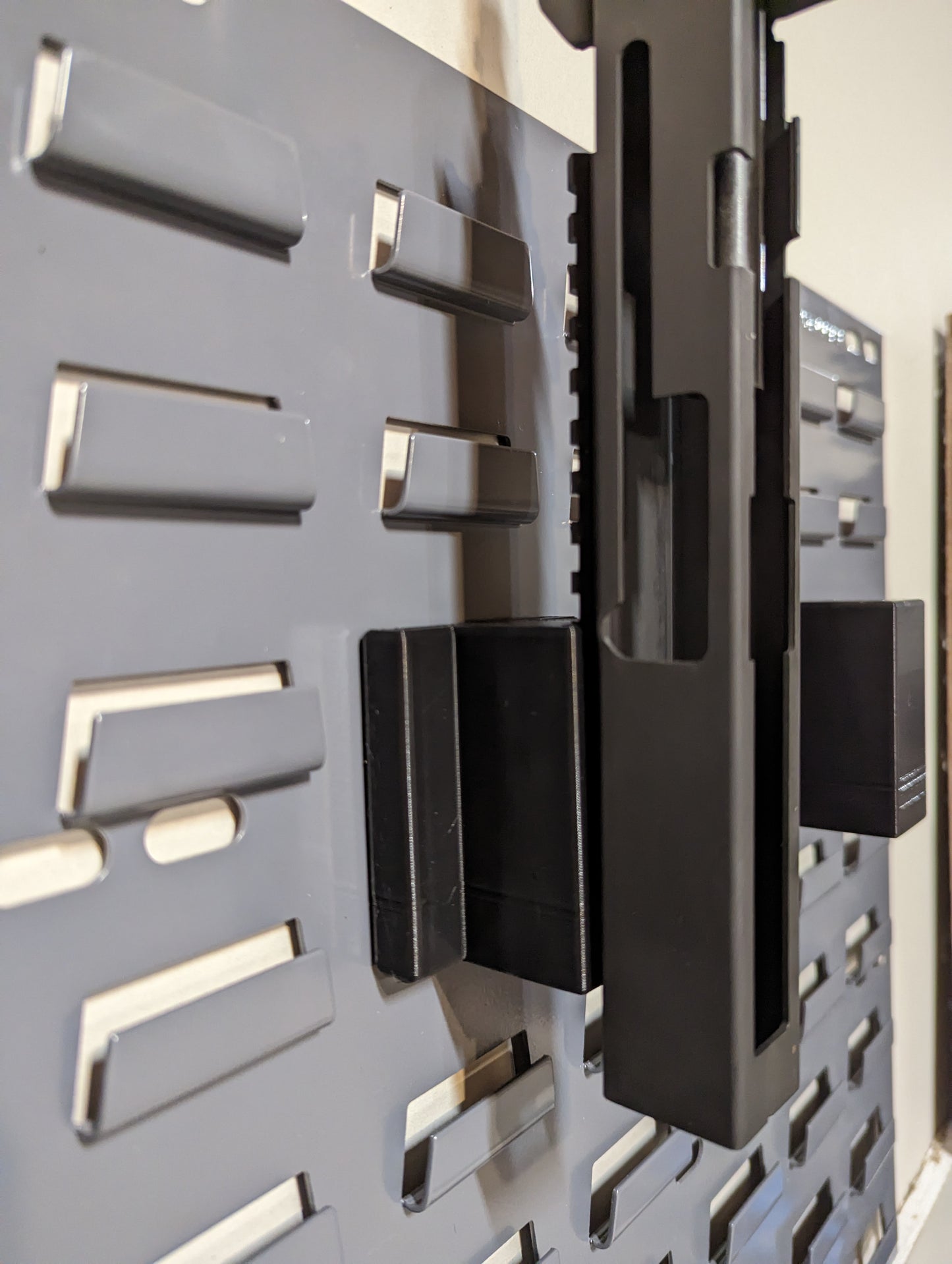 Picatinny Rail Gun Mount - SecureIt / Akro-Mils | Rifle Holder Storage Rack