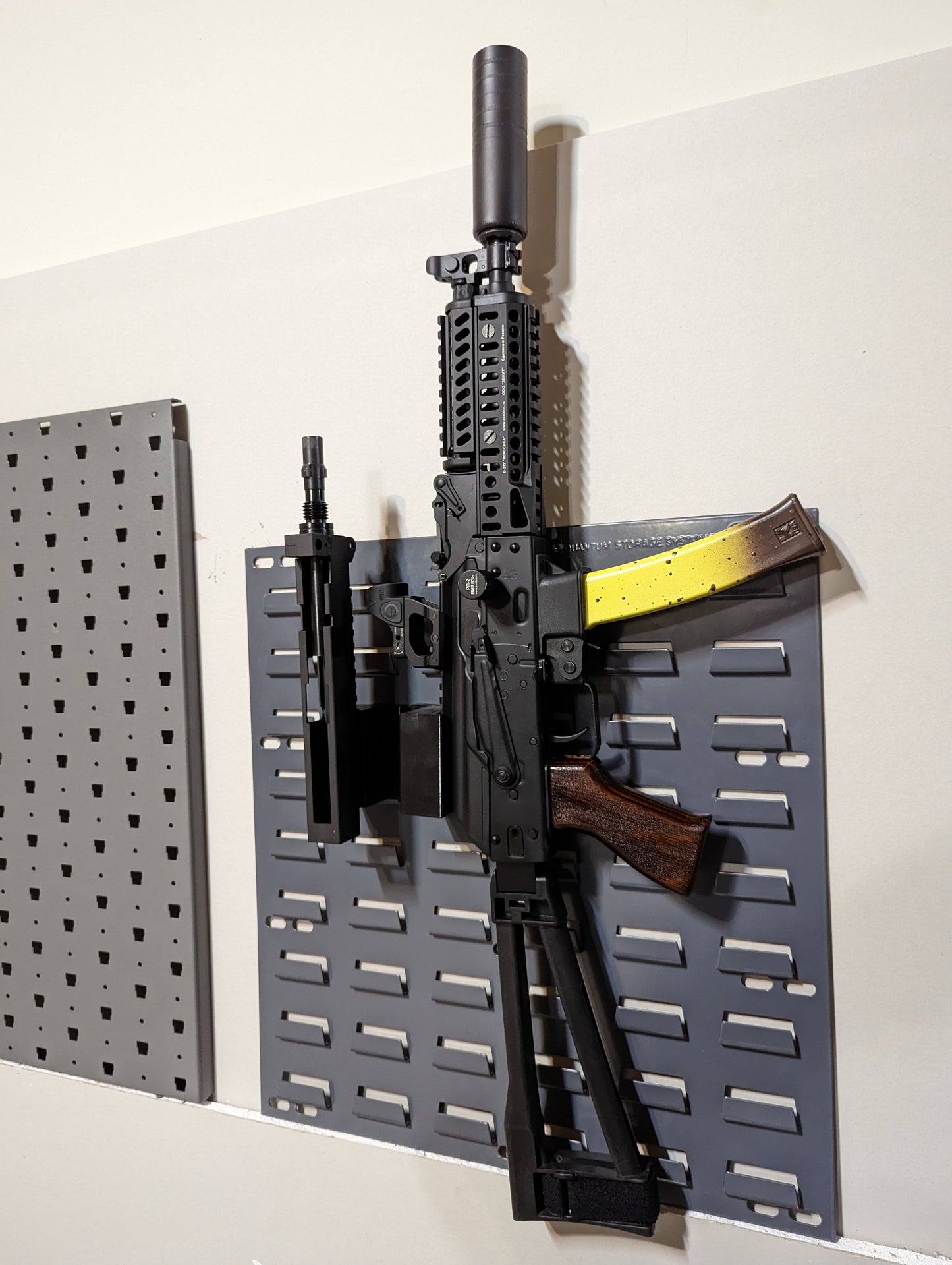 Picatinny Rail Gun Mount - SecureIt / Akro-Mils | Rifle Holder Storage Rack
