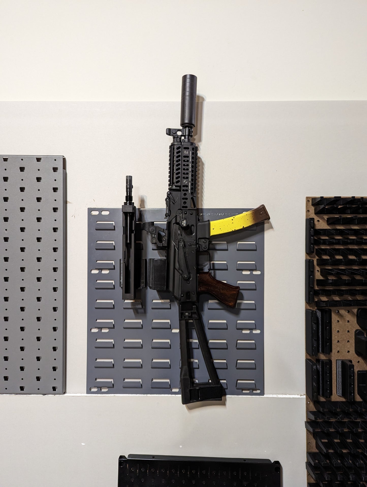 Picatinny Rail Gun Mount - SecureIt / Akro-Mils | Rifle Holder Storage Rack