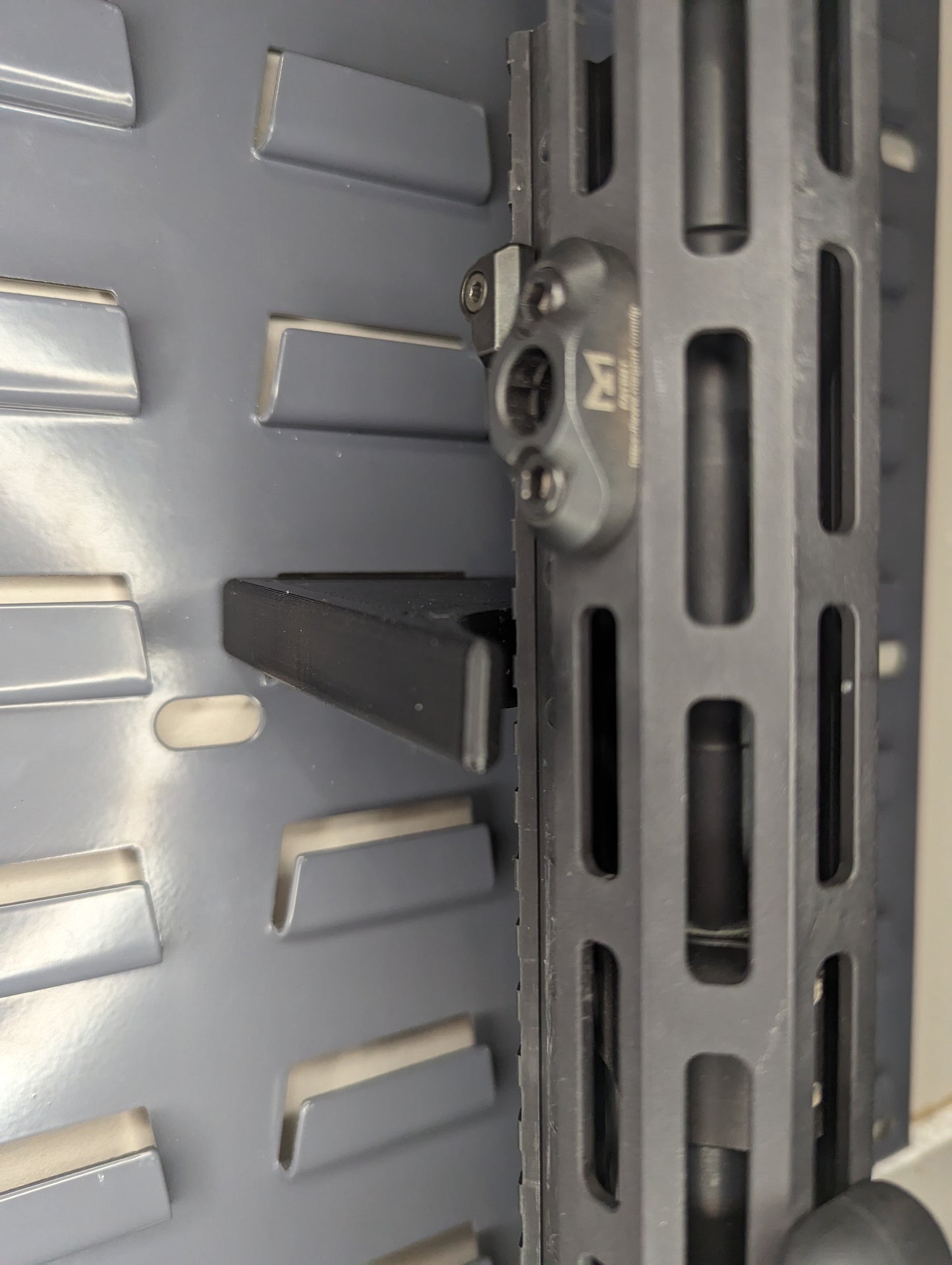 Universal Inline Vertical Rest - SecureIt / Akro-Mils | Rifle Holder Storage Rack