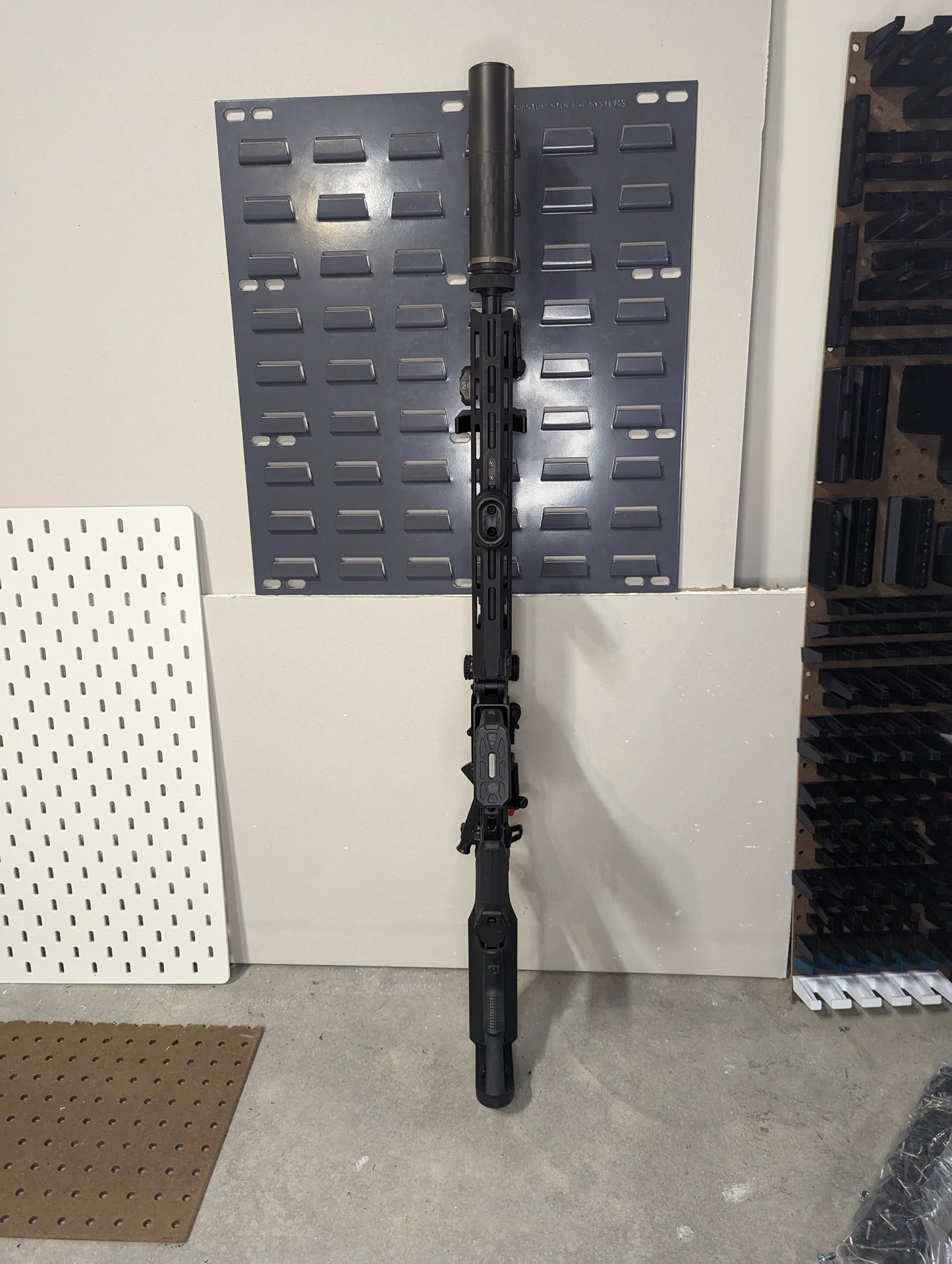 Universal Inline Vertical Rest - SecureIt / Akro-Mils | Rifle Holder Storage Rack