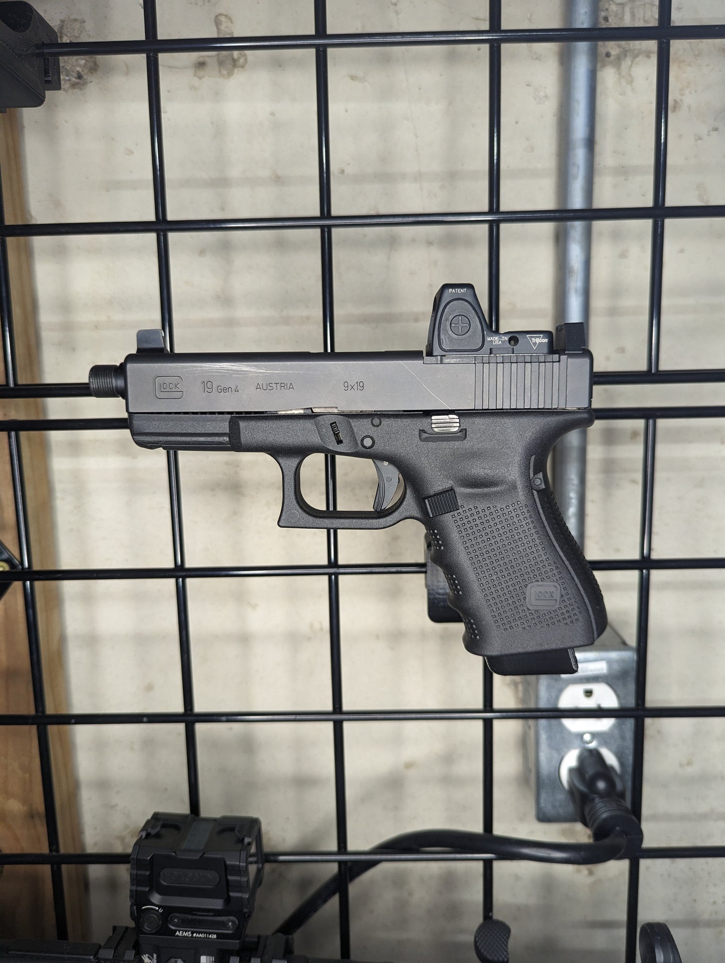 Magwell Mount for Glock 9mm/40/357 - Gridwall | Handgun Holder Storage Rack