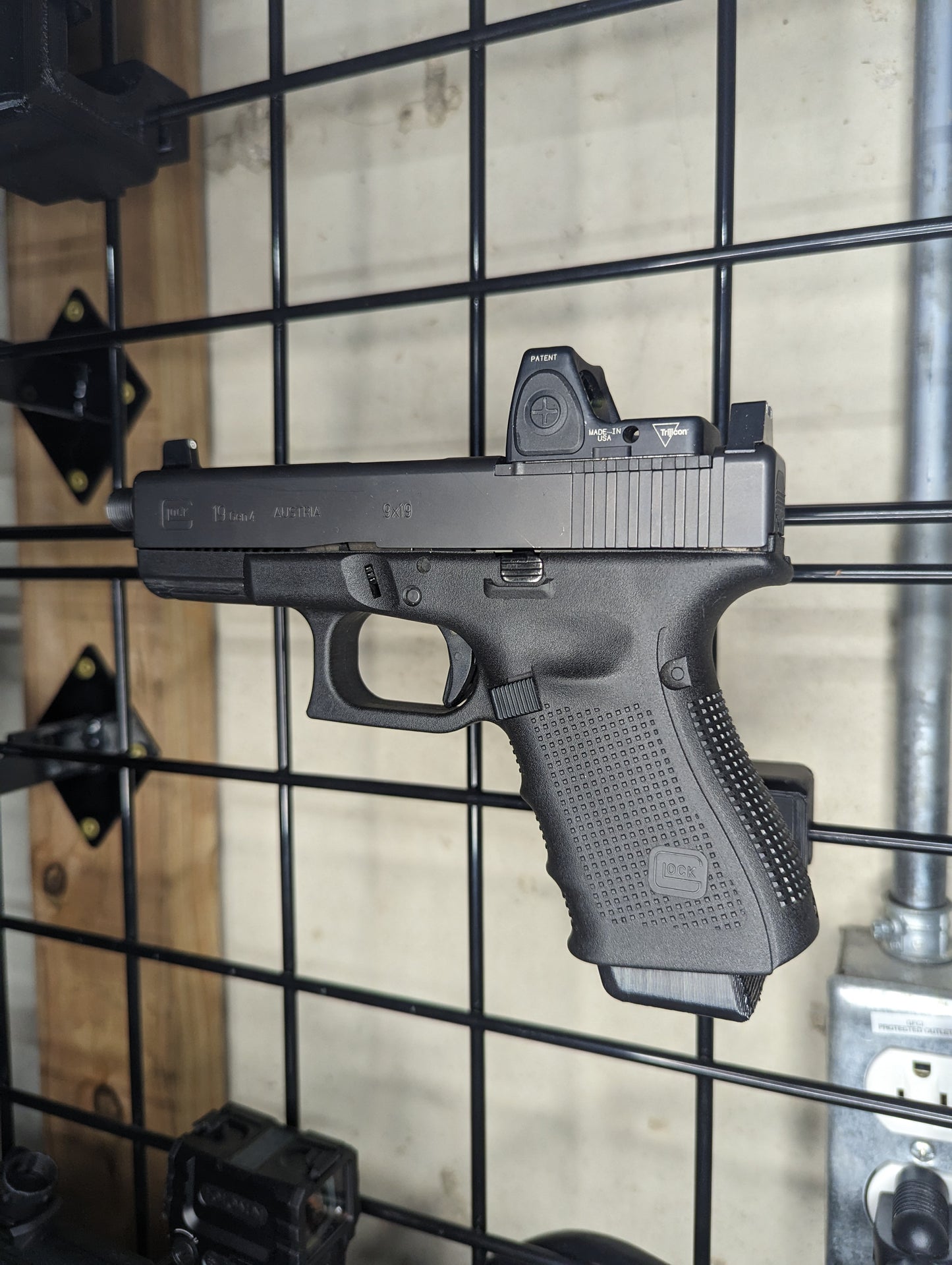 Magwell Mount for Glock 9mm/40/357 - Gridwall | Handgun Holder Storage Rack