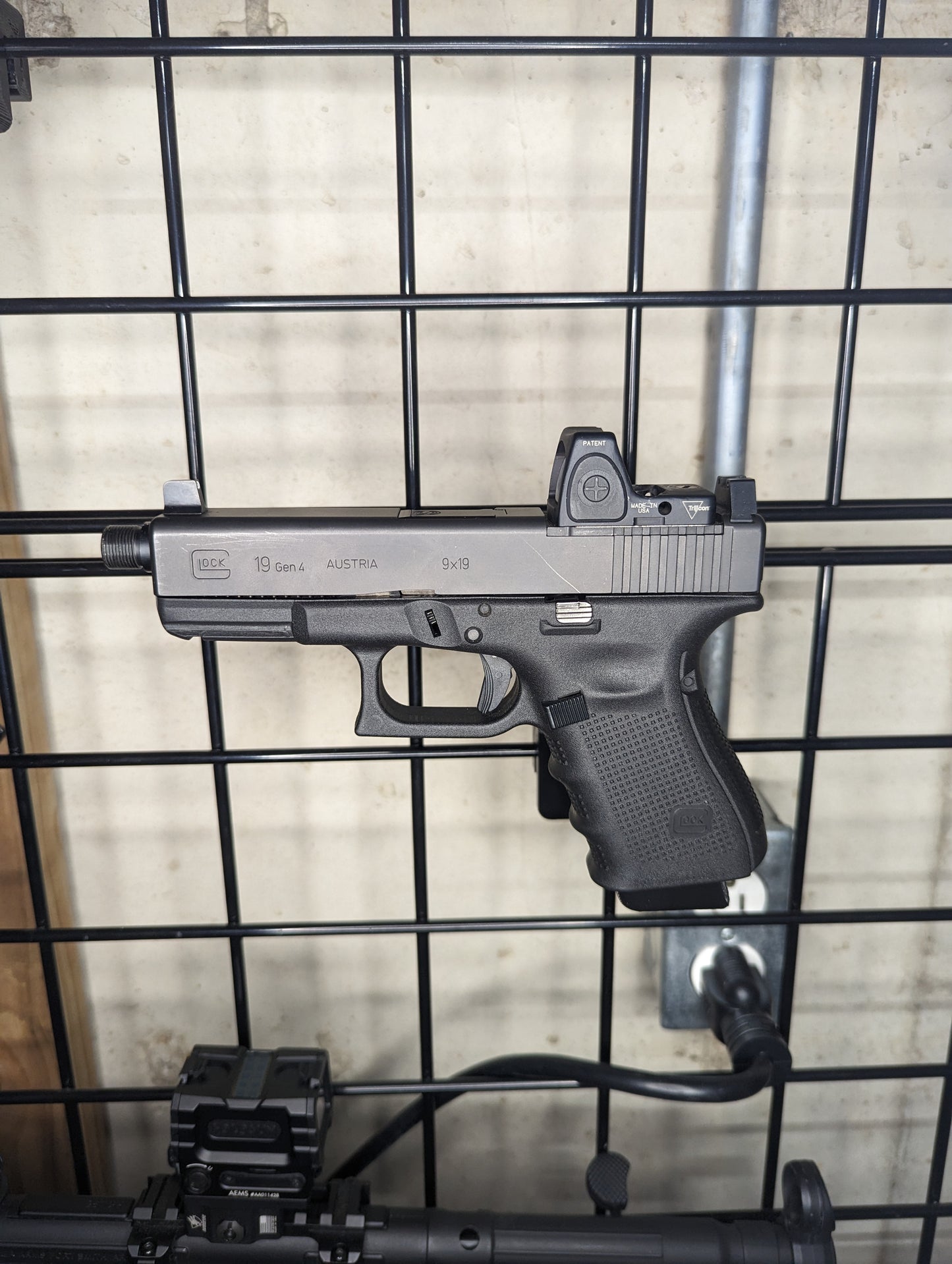 Magwell Mount for Glock 9mm/40/357 - Gridwall | Handgun Holder Storage Rack