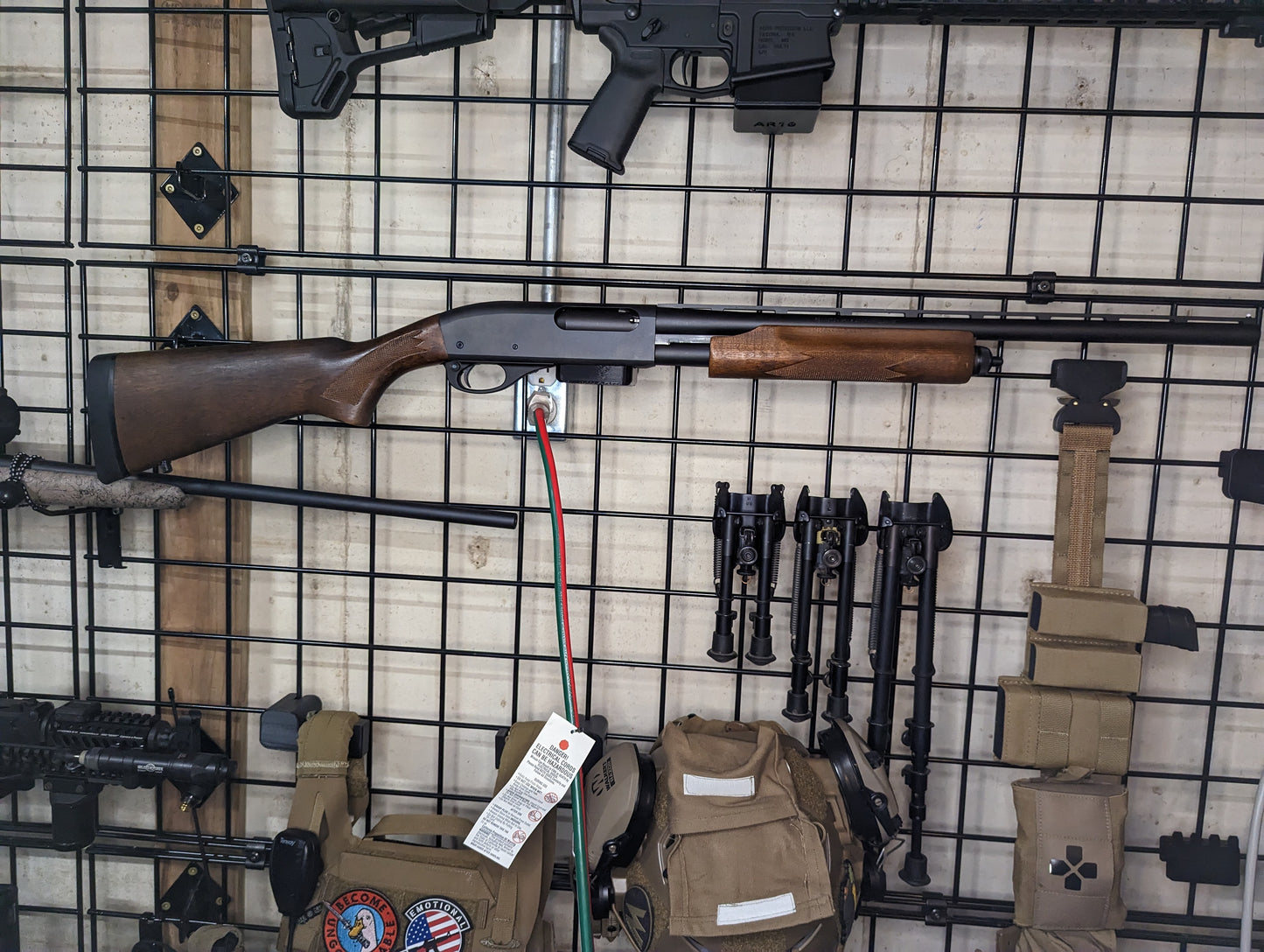 Magwell Mount for Remington 870 - Gridwall | Shotgun Holder Storage Rack