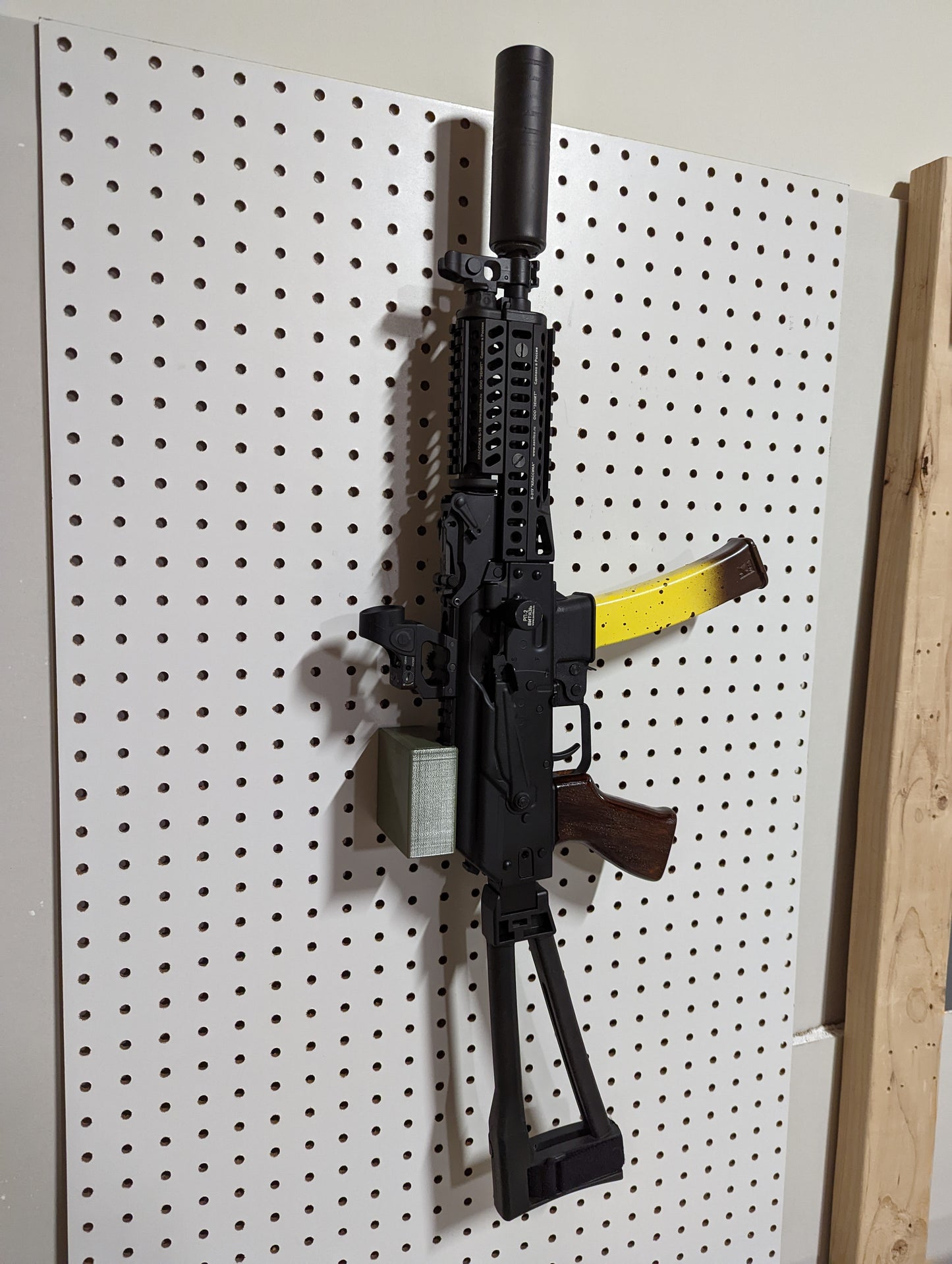 Picatinny Rail Gun Mount - Pegboard / IKEA Skadis / Wall Control / Vaultek | Rifle Holder Storage Rack